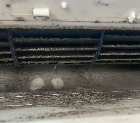 滨海空调吹的风有股烧焦味是怎么回事